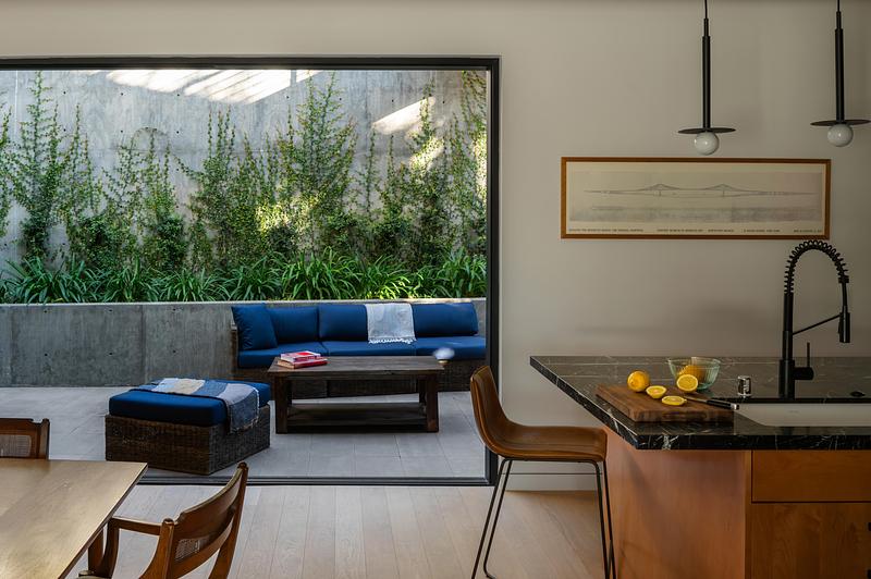 Dossier de presse | 5795-10 - Communiqué de presse | Slot House - ANX / Aaron Neubert Architects - Architecture résidentielle - Kitchen / Dining Room - Crédit photo : HANA / Paul Vu 