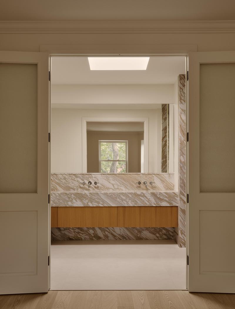 Press kit | 4241-11 - Press release | Wood Residence - Vives St-Laurent - Residential Architecture - Ensuite bathroom - Photo credit: Alex Lesage