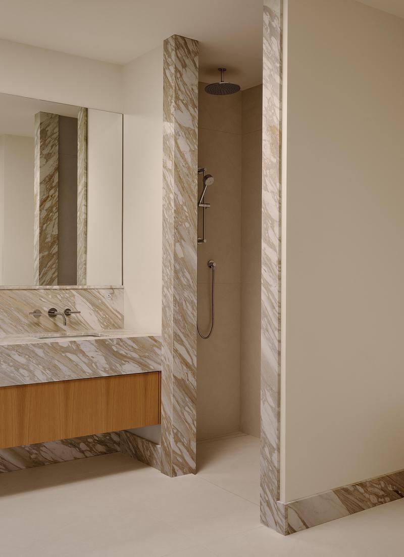 Press kit | 4241-11 - Press release | Wood Residence - Vives St-Laurent - Residential Architecture - Ensuite bathroom - Photo credit: Alex Lesage