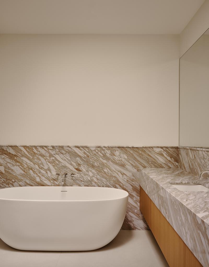 Press kit | 4241-11 - Press release | Wood Residence - Vives St-Laurent - Residential Architecture - Ensuite bathroom - Photo credit: Alex Lesage