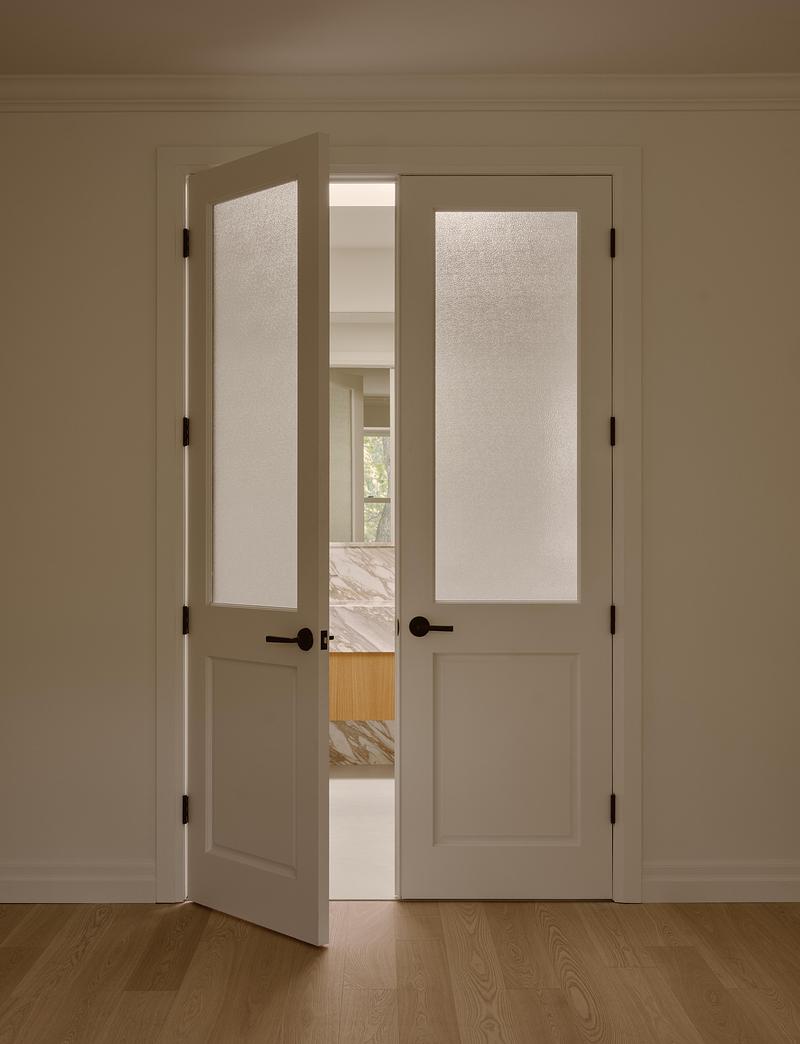 Press kit | 4241-11 - Press release | Wood Residence - Vives St-Laurent - Residential Architecture - Ensuite bathroom - Photo credit: Alex Lesage