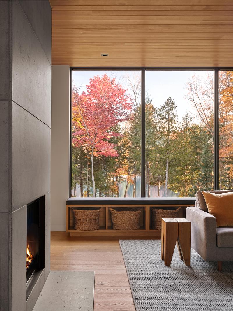 Press kit | 1513-21 - Press release | Long Lake Cottage - Dubbeldam Architecture + Design - Residential Architecture - A 17-foot-long built-in bench beneath the<br>window with integrated storage offers<br>additional options for casual lounging,<br>while also creating a cozy spot to take in<br>the view.<br> - Photo credit:  Riley Snelling 