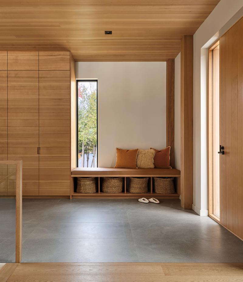 Press kit | 1513-21 - Press release | Long Lake Cottage - Dubbeldam Architecture + Design - Residential Architecture -  The entry foyer blends warm and cool tones, with large-format tiles that echo the nearby rock of the Canadian Shield, grounding the materials within their natural surroundings.<br>  - Photo credit:  Riley Snelling 