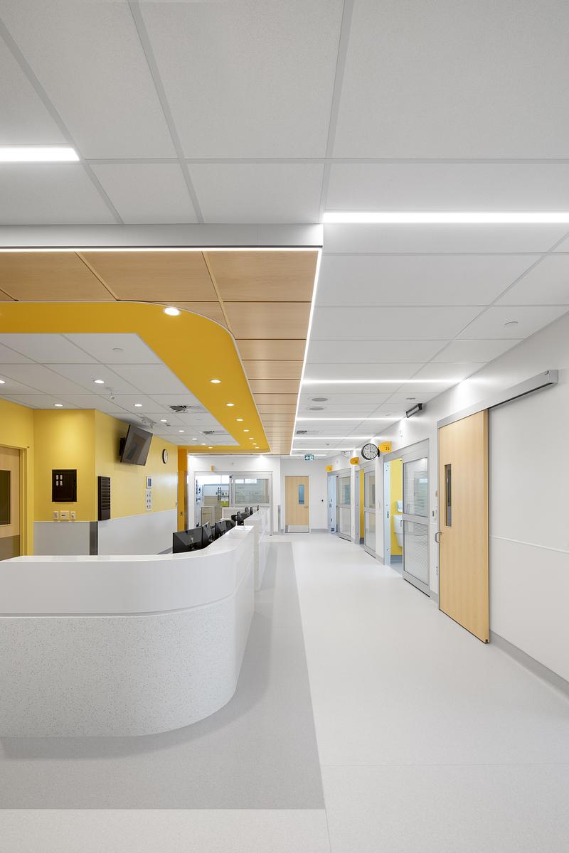 Dossier de presse | 2275-09 - Communiqué de presse | Un nouveau centre mère-enfant et urgence à Sherbrooke propose une expérience hospitalière renouvelée - Jodoin Lamarre Pratte + Yelle Maillé + Équipe A architectes en consortium - Architecture institutionnelle - <p class="">Poste de travail dans le secteur d’observation de l’urgence </p> - Crédit photo : <p class="">Adrien Williams</p>