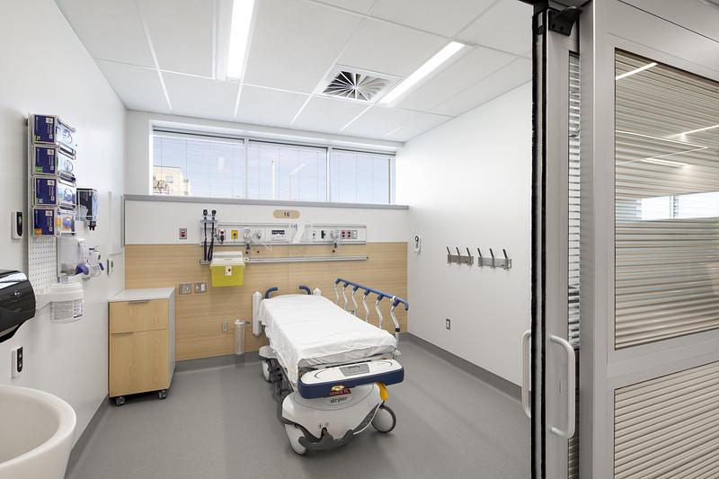 Dossier de presse | 2275-09 - Communiqué de presse | Un nouveau centre mère-enfant et urgence à Sherbrooke propose une expérience hospitalière renouvelée - Jodoin Lamarre Pratte + Yelle Maillé + Équipe A architectes en consortium - Architecture institutionnelle - <p class="">Salle d’observation avec civière dans l’urgence</p> - Crédit photo : <p class="">Adrien Williams</p>