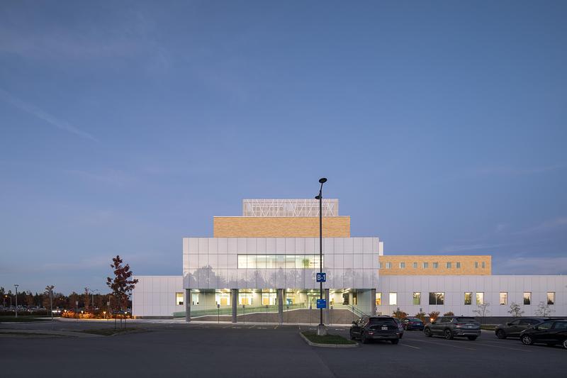 Dossier de presse | 2275-09 - Communiqué de presse | Un nouveau centre mère-enfant et urgence à Sherbrooke propose une expérience hospitalière renouvelée - Jodoin Lamarre Pratte + Yelle Maillé + Équipe A architectes en consortium - Architecture institutionnelle - <p class="">Façade ouest reflétant la forêt environnante (entrée de la pédopsychiatrie)</p> - Crédit photo : <p class="">Adrien Williams</p>