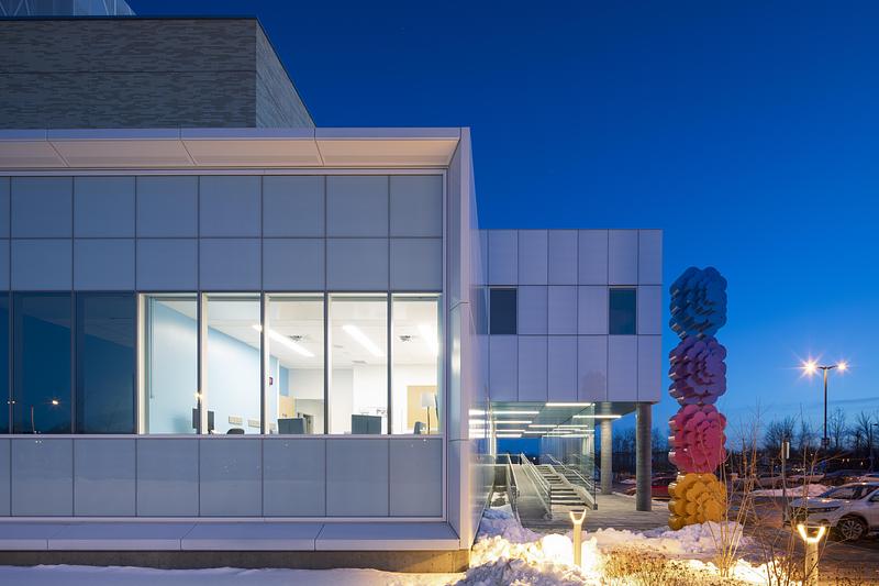 Dossier de presse | 2275-09 - Communiqué de presse | Un nouveau centre mère-enfant et urgence à Sherbrooke propose une expérience hospitalière renouvelée - Jodoin Lamarre Pratte + Yelle Maillé + Équipe A architectes en consortium - Architecture institutionnelle - <p class="">Entrée de la pédopsychiatrie (Œuvre d’art : Philippe Caron Lefebvre, « Orientation Cumulus »)</p> - Crédit photo : <p class="">Adrien Williams</p>