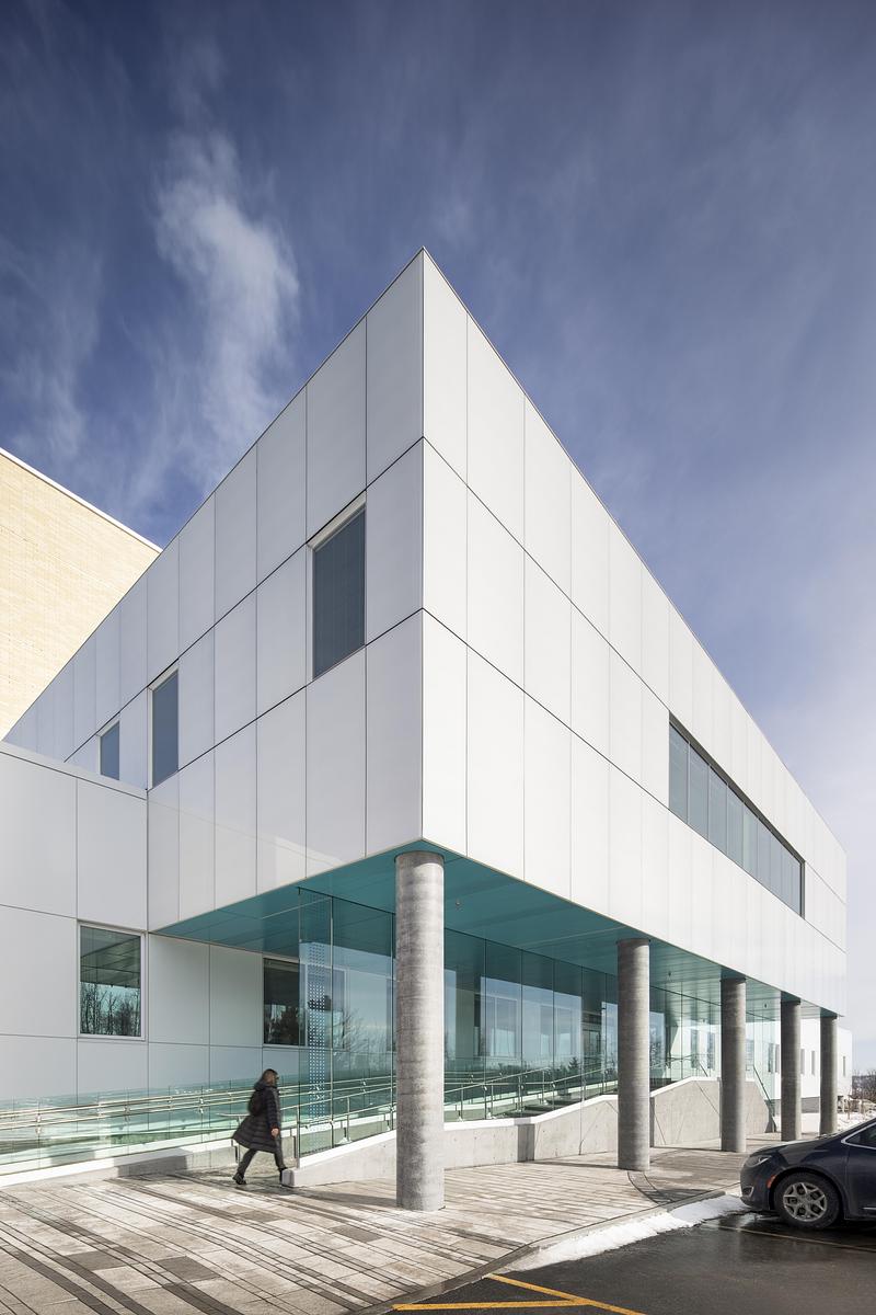 Dossier de presse | 2275-09 - Communiqué de presse | Un nouveau centre mère-enfant et urgence à Sherbrooke propose une expérience hospitalière renouvelée - Jodoin Lamarre Pratte + Yelle Maillé + Équipe A architectes en consortium - Architecture institutionnelle - <p class="">Entrée de la pédopsychiatrie</p> - Crédit photo : <p class="">Adrien Williams</p>