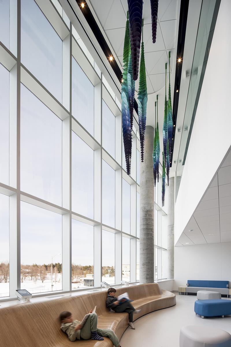 Dossier de presse | 2275-09 - Communiqué de presse | Un nouveau centre mère-enfant et urgence à Sherbrooke propose une expérience hospitalière renouvelée - Jodoin Lamarre Pratte + Yelle Maillé + Équipe A architectes en consortium - Architecture institutionnelle - Aire d’attente et de repos à l’étage de la pédiatrie (Œuvre d’art : Marc Dulude, « Mouvance chromatique ») - Crédit photo : <p class="">Adrien Williams</p>