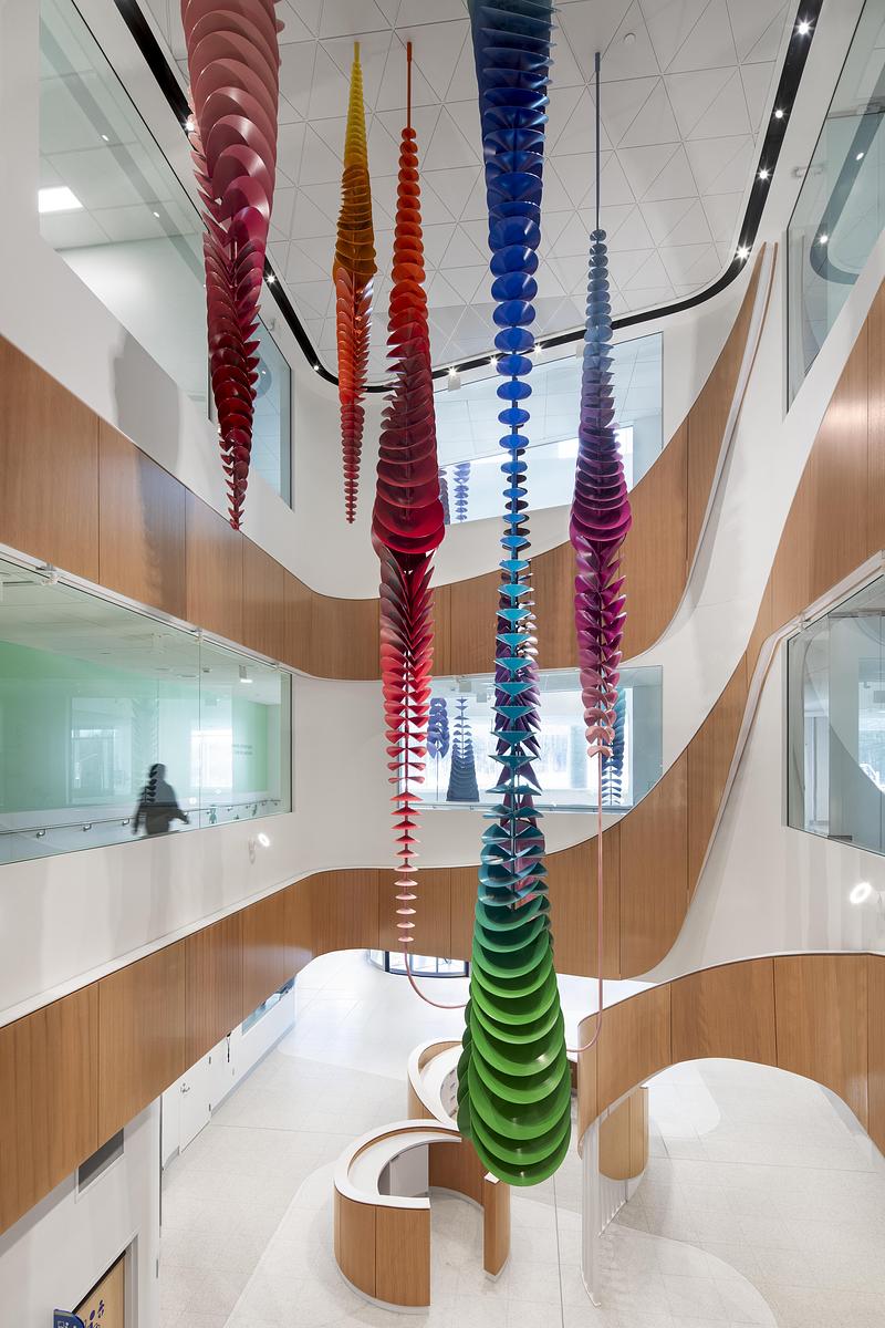 Dossier de presse | 2275-09 - Communiqué de presse | Un nouveau centre mère-enfant et urgence à Sherbrooke propose une expérience hospitalière renouvelée - Jodoin Lamarre Pratte + Yelle Maillé + Équipe A architectes en consortium - Architecture institutionnelle - <p class="">Ruban de bois et œuvre d’art dans la grande percée du hall d’entrée principal (Œuvre d’art : Marc Dulude, « Mouvance chromatique »)</p> - Crédit photo : <p class="">Adrien Williams</p>