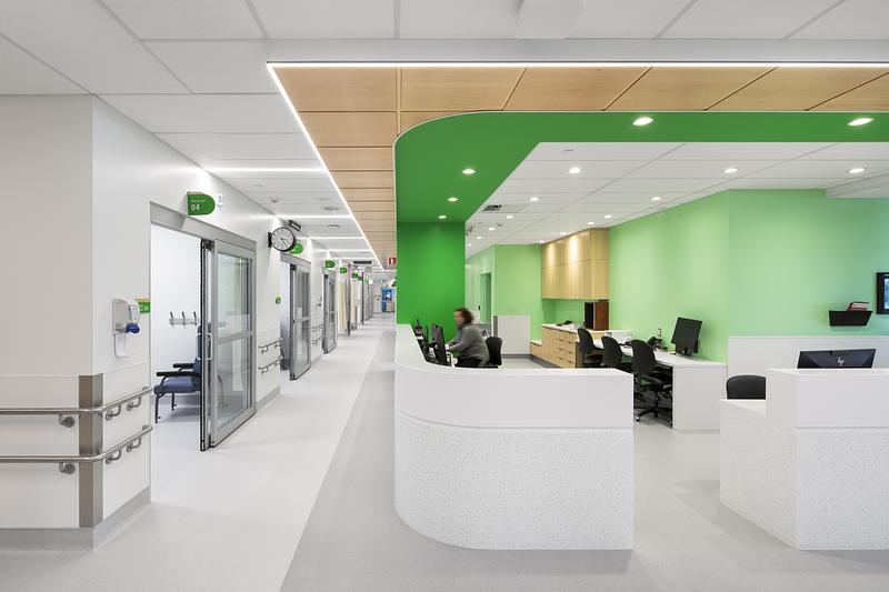 Dossier de presse | 2275-09 - Communiqué de presse | Un nouveau centre mère-enfant et urgence à Sherbrooke propose une expérience hospitalière renouvelée - Jodoin Lamarre Pratte + Yelle Maillé + Équipe A architectes en consortium - Architecture institutionnelle - Poste de travail dans le secteur d’observation de la pédiatrie - Crédit photo : <p class="">Adrien Williams</p>