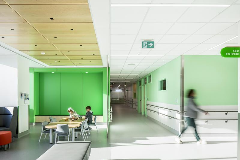 Dossier de presse | 2275-09 - Communiqué de presse | Un nouveau centre mère-enfant et urgence à Sherbrooke propose une expérience hospitalière renouvelée - Jodoin Lamarre Pratte + Yelle Maillé + Équipe A architectes en consortium - Architecture institutionnelle - <p class="">Aire de repos pour les familles en pédiatrie</p> - Crédit photo : <p class="">Adrien Williams</p>