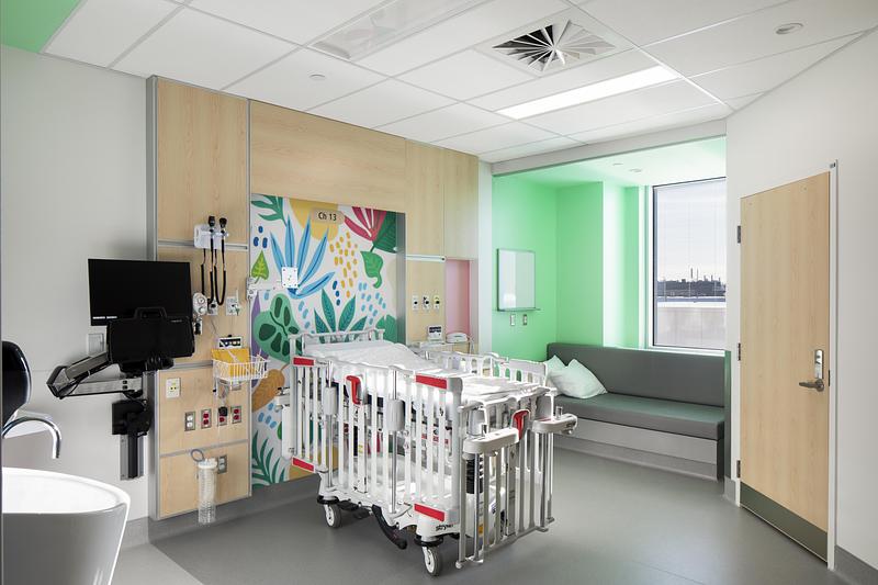 Dossier de presse | 2275-09 - Communiqué de presse | Un nouveau centre mère-enfant et urgence à Sherbrooke propose une expérience hospitalière renouvelée - Jodoin Lamarre Pratte + Yelle Maillé + Équipe A architectes en consortium - Architecture institutionnelle - <p class="">Chambre à l'unité de soins pédiatriques</p> - Crédit photo : <p class="">Adrien Williams</p>