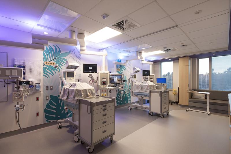 Dossier de presse | 2275-09 - Communiqué de presse | Un nouveau centre mère-enfant et urgence à Sherbrooke propose une expérience hospitalière renouvelée - Jodoin Lamarre Pratte + Yelle Maillé + Équipe A architectes en consortium - Architecture institutionnelle - <p class="">Chambre double en néonatalogie avec options d’éclairage coloré </p> - Crédit photo : <p class="">Adrien Williams</p>