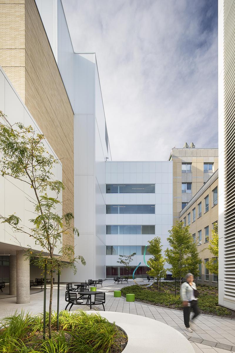 Dossier de presse | 2275-09 - Communiqué de presse | Un nouveau centre mère-enfant et urgence à Sherbrooke propose une expérience hospitalière renouvelée - Jodoin Lamarre Pratte + Yelle Maillé + Équipe A architectes en consortium - Architecture institutionnelle - <p class="">Cour intérieure publique (Œuvre d’art : José Luis Torres, « Harmonie », de la série « Cohésion »)</p> - Crédit photo : <p class="">Adrien Williams</p>