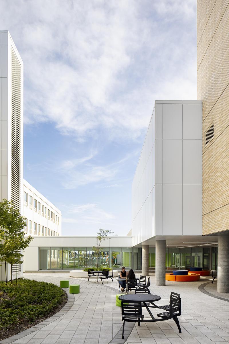Dossier de presse | 2275-09 - Communiqué de presse | Un nouveau centre mère-enfant et urgence à Sherbrooke propose une expérience hospitalière renouvelée - Jodoin Lamarre Pratte + Yelle Maillé + Équipe A architectes en consortium - Architecture institutionnelle - <p class="">Cour intérieur publique </p> - Crédit photo : <p class="">Adrien Williams</p>