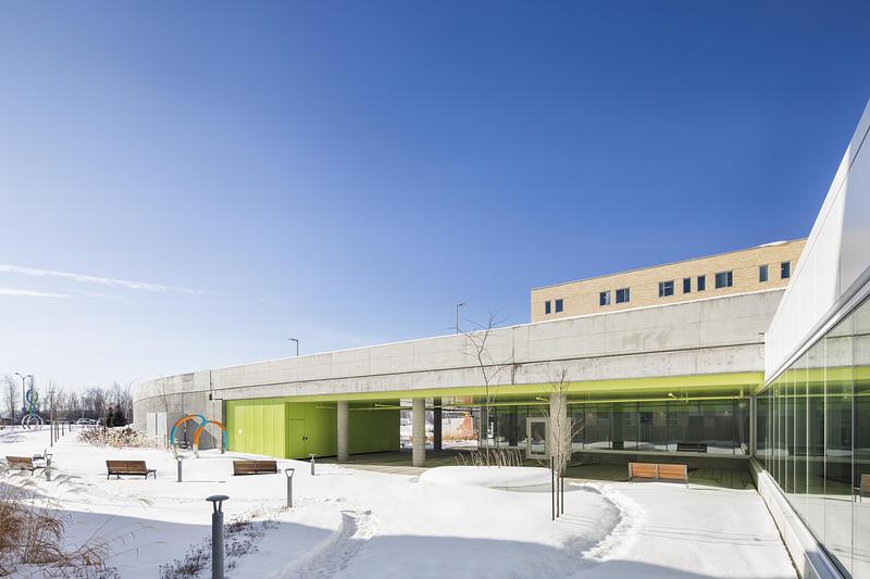 Dossier de presse | 2275-09 - Communiqué de presse | Un nouveau centre mère-enfant et urgence à Sherbrooke propose une expérience hospitalière renouvelée - Jodoin Lamarre Pratte + Yelle Maillé + Équipe A architectes en consortium - Architecture institutionnelle - <p class="">Rampe d’accès des ambulances, rangement pour vélos et entrée du personnel (Œuvre d’art : José Luis Torres, « Accueil » et « Berceau », de la série « Cohésion »)</p> - Crédit photo : <p class="">Adrien Williams</p>