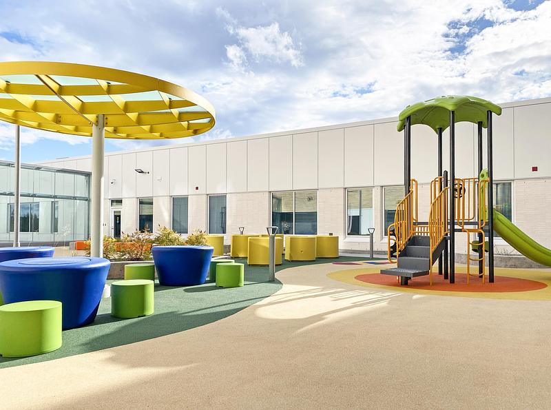 Dossier de presse | 2275-09 - Communiqué de presse | Un nouveau centre mère-enfant et urgence à Sherbrooke propose une expérience hospitalière renouvelée - Jodoin Lamarre Pratte + Yelle Maillé + Équipe A architectes en consortium - Architecture institutionnelle - <p class="">Cour extérieure thérapeutique en pédopsychiatrie </p> - Crédit photo : <p class="">Jodoin Lamarre Pratte architectes</p>