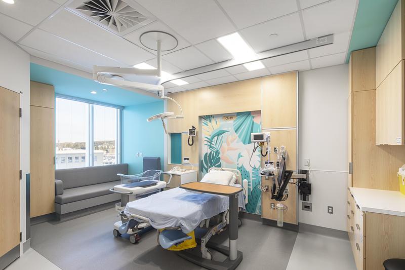 Dossier de presse | 2275-09 - Communiqué de presse | Un nouveau centre mère-enfant et urgence à Sherbrooke propose une expérience hospitalière renouvelée - Jodoin Lamarre Pratte + Yelle Maillé + Équipe A architectes en consortium - Architecture institutionnelle - <p class="">Chambre en maternité</p> - Crédit photo : <p class="">Adrien Williams</p>