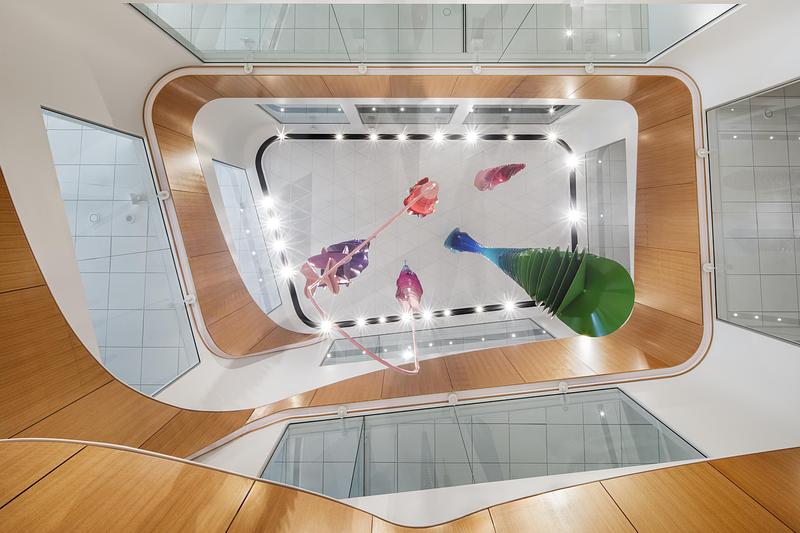 Dossier de presse | 2275-09 - Communiqué de presse | Un nouveau centre mère-enfant et urgence à Sherbrooke propose une expérience hospitalière renouvelée - Jodoin Lamarre Pratte + Yelle Maillé + Équipe A architectes en consortium - Architecture institutionnelle - <p class="">Ruban de bois et œuvre d’art dans la grande percée du hall d’entrée principal (Œuvre d’art : Marc Dulude, « Mouvance chromatique »)</p> - Crédit photo : <p class="">Adrien Williams</p>