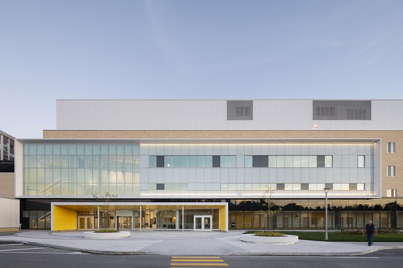 Dossier de presse | 2275-09 - Communiqué de presse | Un nouveau centre mère-enfant et urgence à Sherbrooke propose une expérience hospitalière renouvelée - Jodoin Lamarre Pratte + Yelle Maillé + Équipe A architectes en consortium - Architecture institutionnelle - <p class="">Façade de l’entrée principale</p> - Crédit photo : <p class="">Adrien Williams</p>