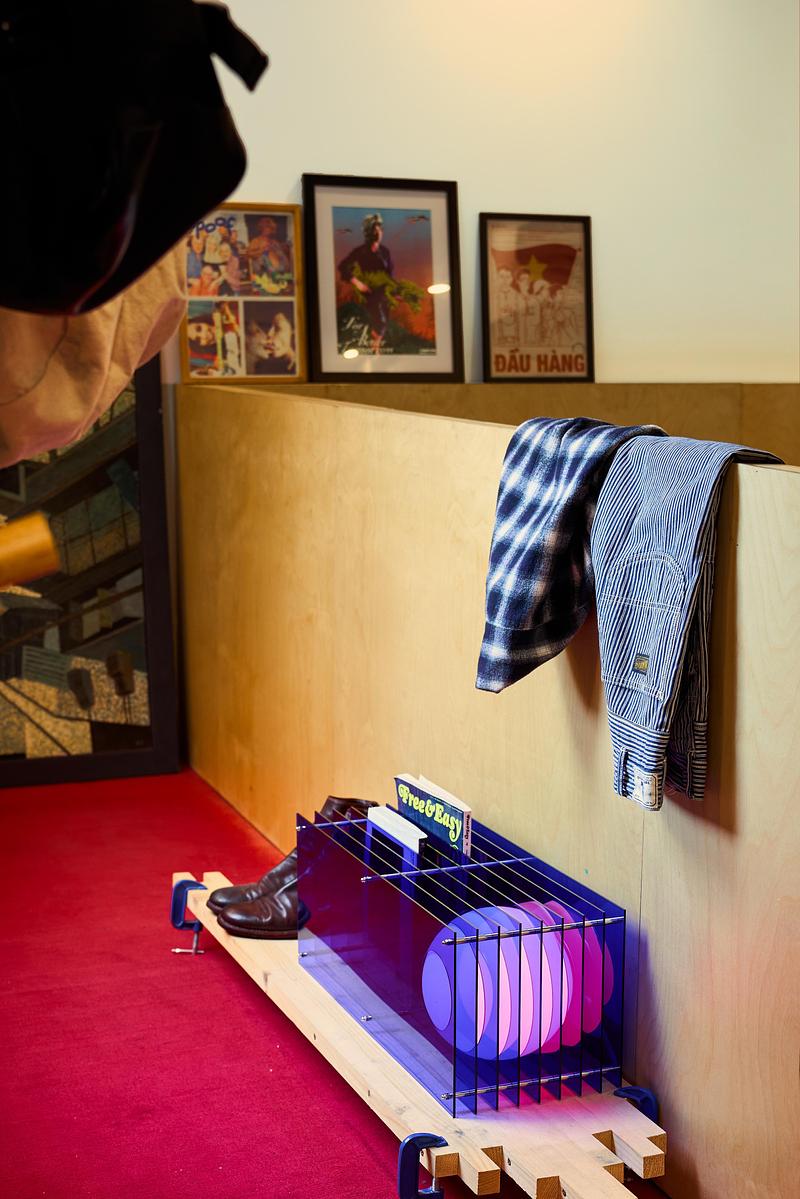 Dossier de presse | 7491-02 - Communiqué de presse | BằNG · Unboring Objects : façonnés par les matériaux, les procédés et l’environnement d’atelier - BằNG - Design d’éclairage - Lớp grand rectangle en bleu - Crédit photo : BằNG