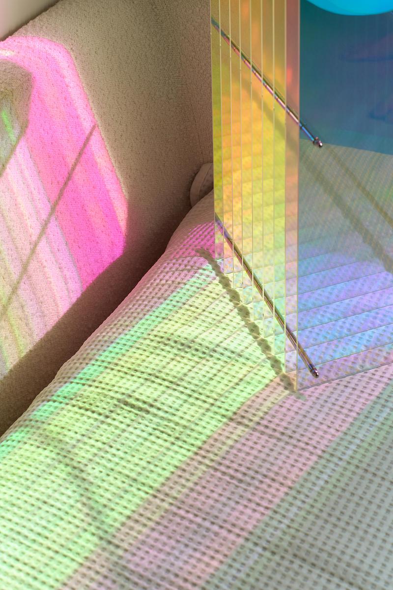 Dossier de presse | 7491-02 - Communiqué de presse | BằNG · Unboring Objects : façonnés par les matériaux, les procédés et l’environnement d’atelier - BằNG - Design d’éclairage - Dreamy Lớp projette des ombres colorées en lumière naturelle - Crédit photo : BằNG