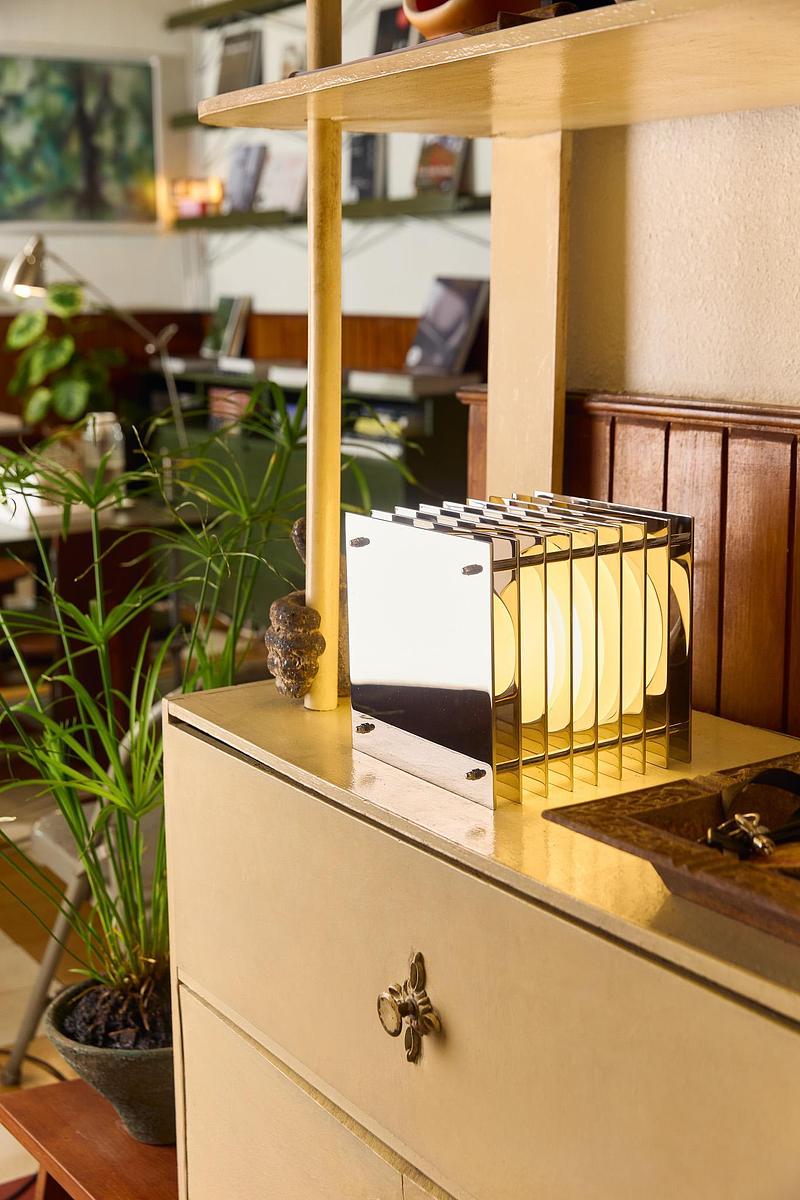 Dossier de presse | 7491-02 - Communiqué de presse | BằNG · Unboring Objects : façonnés par les matériaux, les procédés et l’environnement d’atelier - BằNG - Design d’éclairage - Lớp grand carré en acier inoxydable poli miroir - Crédit photo : BằNG