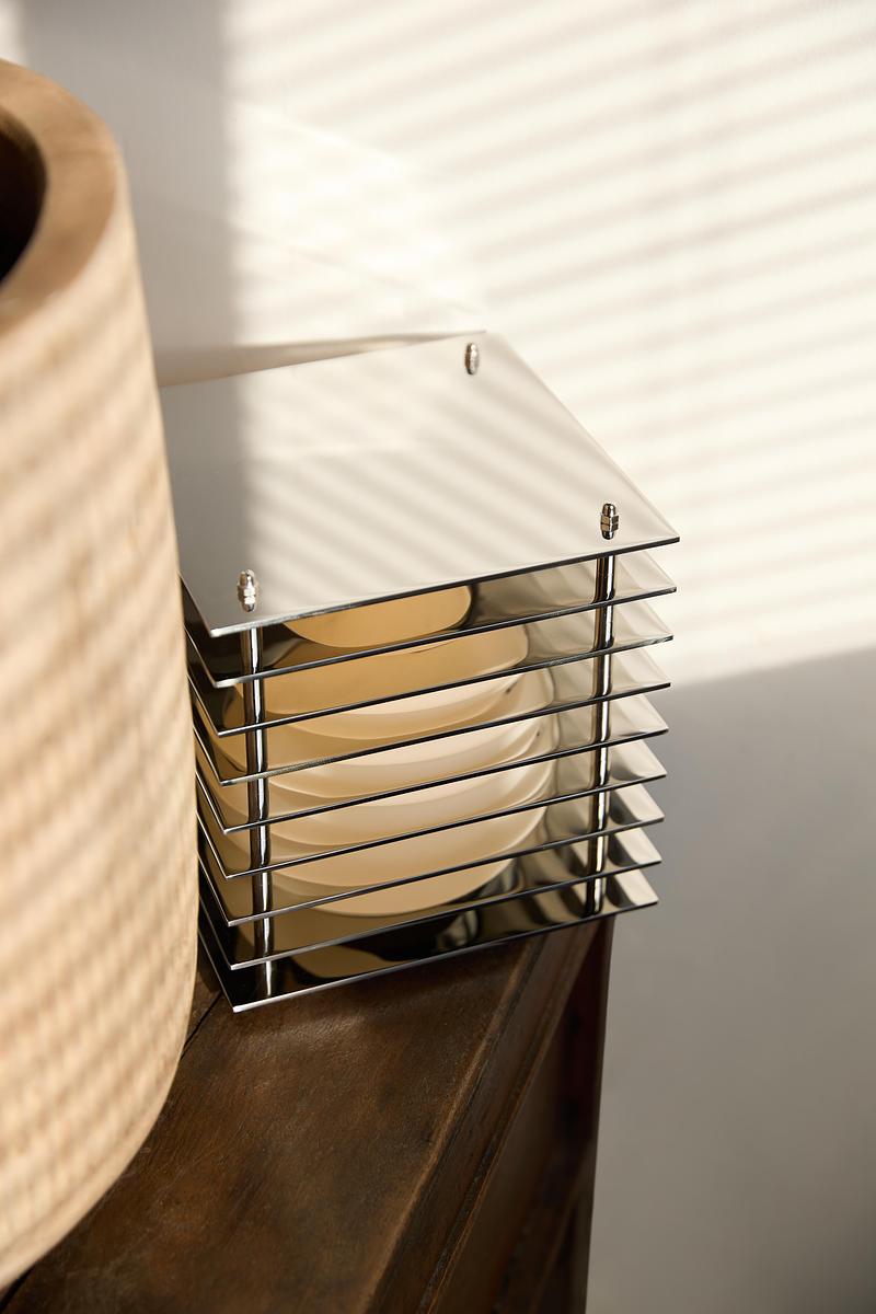 Dossier de presse | 7491-02 - Communiqué de presse | BằNG · Unboring Objects : façonnés par les matériaux, les procédés et l’environnement d’atelier - BằNG - Design d’éclairage - Lớp grand carré en acier inoxydable poli miroir - Crédit photo : BằNG