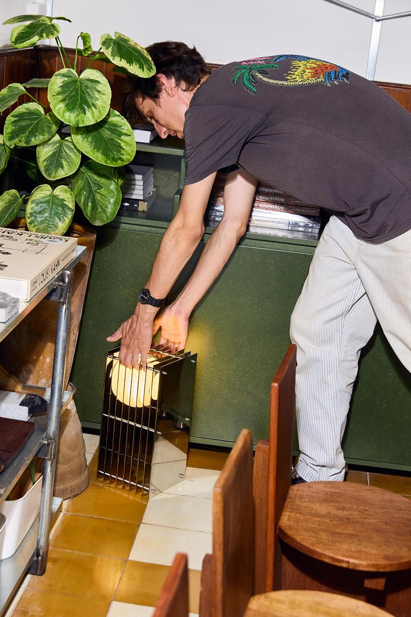 Dossier de presse | 7491-02 - Communiqué de presse | BằNG · Unboring Objects : façonnés par les matériaux, les procédés et l’environnement d’atelier - BằNG - Design d’éclairage - Lớp petit rectangle en acier inoxydable poli miroir - Crédit photo : BằNG