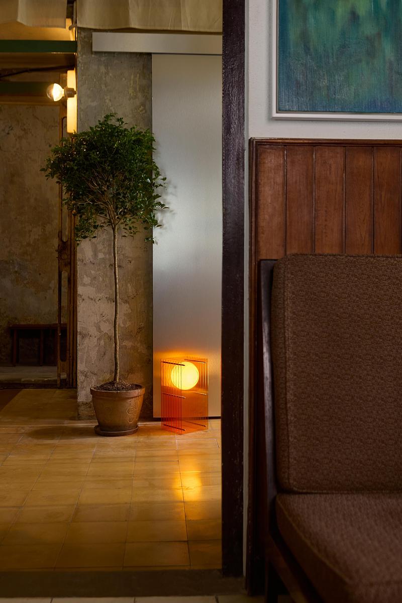 Dossier de presse | 7491-02 - Communiqué de presse | BằNG · Unboring Objects : façonnés par les matériaux, les procédés et l’environnement d’atelier - BằNG - Design d’éclairage - Lớp petit rectangle en acrylique orange - Crédit photo : BằNG