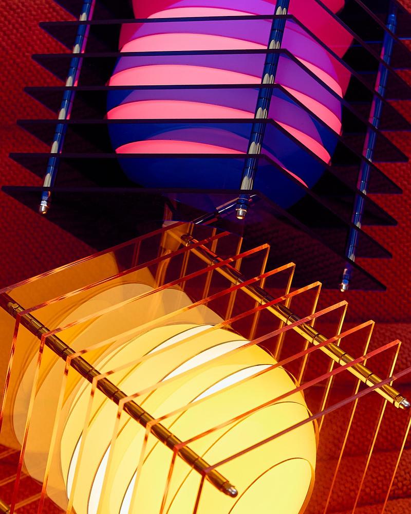 Dossier de presse | 7491-02 - Communiqué de presse | BằNG · Unboring Objects : façonnés par les matériaux, les procédés et l’environnement d’atelier - BằNG - Design d’éclairage - Lớp petit carré en acrylique orange et bleu - Crédit photo : BằNG