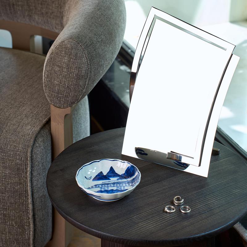 Dossier de presse | 7491-02 - Communiqué de presse | BằNG · Unboring Objects : façonnés par les matériaux, les procédés et l’environnement d’atelier - BằNG - Design d’éclairage - Miroir QUA format A4 - Crédit photo : BằNG