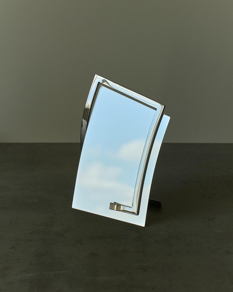 Dossier de presse | 7491-02 - Communiqué de presse | BằNG · Unboring Objects : façonnés par les matériaux, les procédés et l’environnement d’atelier - BằNG - Design d’éclairage - Miroir QUA format A5 - Crédit photo : BằNG