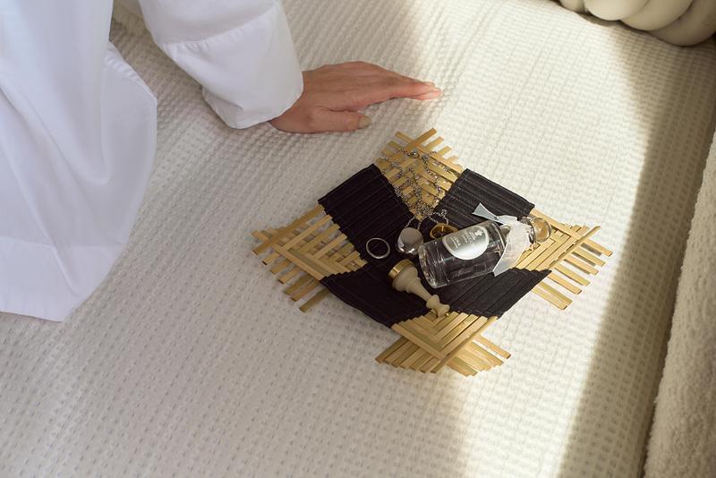 Dossier de presse | 7491-02 - Communiqué de presse | BằNG · Unboring Objects : façonnés par les matériaux, les procédés et l’environnement d’atelier - BằNG - Design d’éclairage - Vide-poche Đan en noir - Crédit photo : BằNG