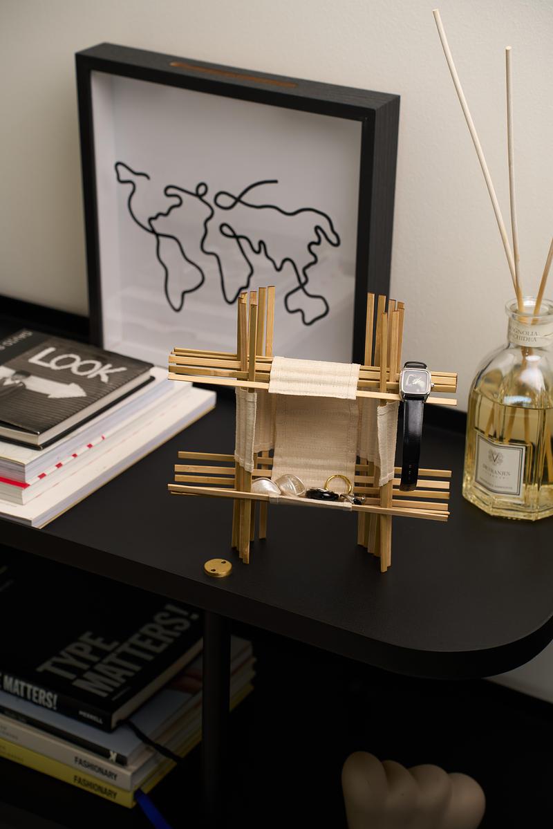 Dossier de presse | 7491-02 - Communiqué de presse | BằNG · Unboring Objects : façonnés par les matériaux, les procédés et l’environnement d’atelier - BằNG - Design d’éclairage - Vide-poche Đan en crème - Crédit photo : BằNG