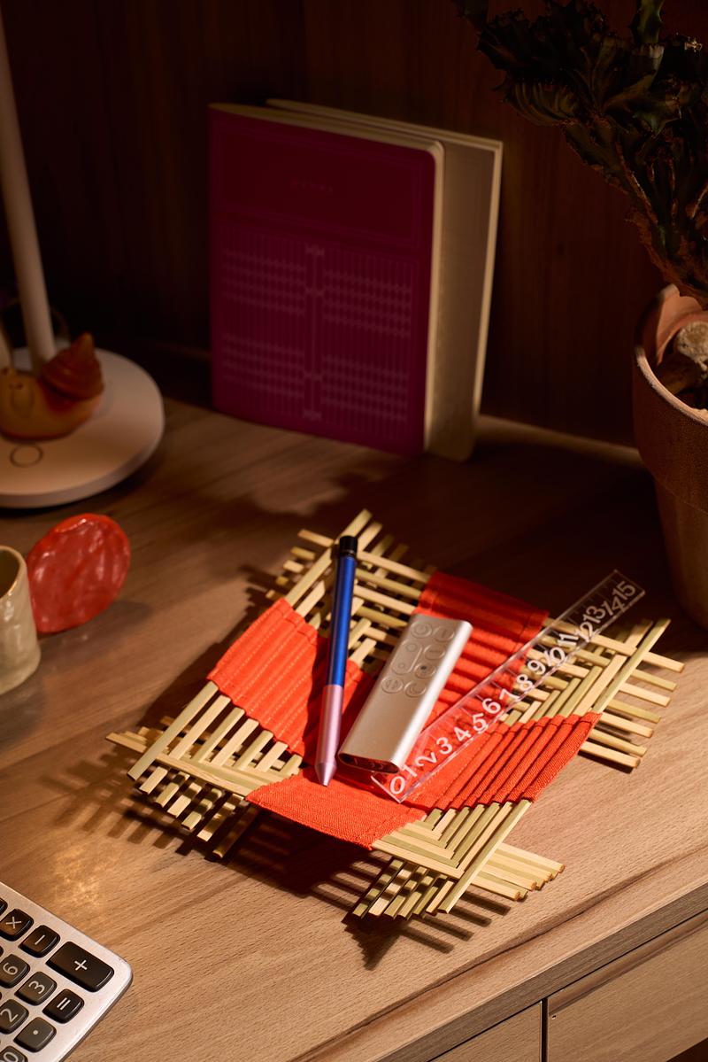 Dossier de presse | 7491-02 - Communiqué de presse | BằNG · Unboring Objects : façonnés par les matériaux, les procédés et l’environnement d’atelier - BằNG - Design d’éclairage - Vide-poche Đan en orange - Crédit photo : BằNG