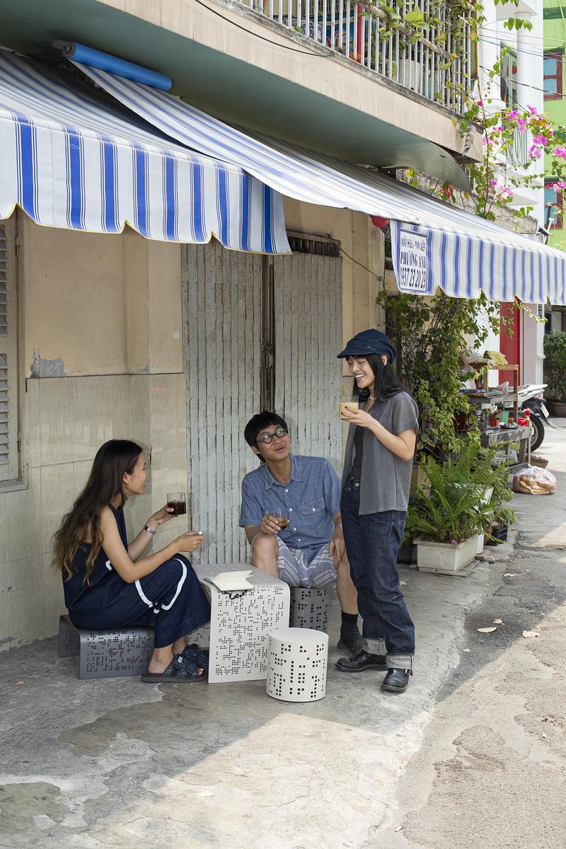 Dossier de presse | 7491-02 - Communiqué de presse | BằNG · Unboring Objects : façonnés par les matériaux, les procédés et l’environnement d’atelier - BằNG - Design d’éclairage - Tabourets et table Điểm - Crédit photo : BằNG