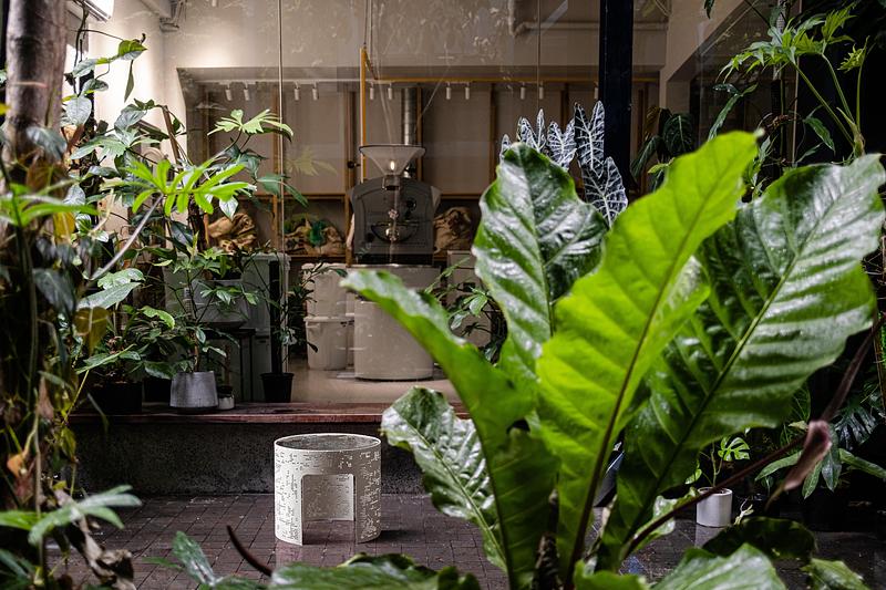 Dossier de presse | 7491-02 - Communiqué de presse | BằNG · Unboring Objects : façonnés par les matériaux, les procédés et l’environnement d’atelier - BằNG - Design d’éclairage - Table ronde Điểm en crème - Crédit photo : BằNG