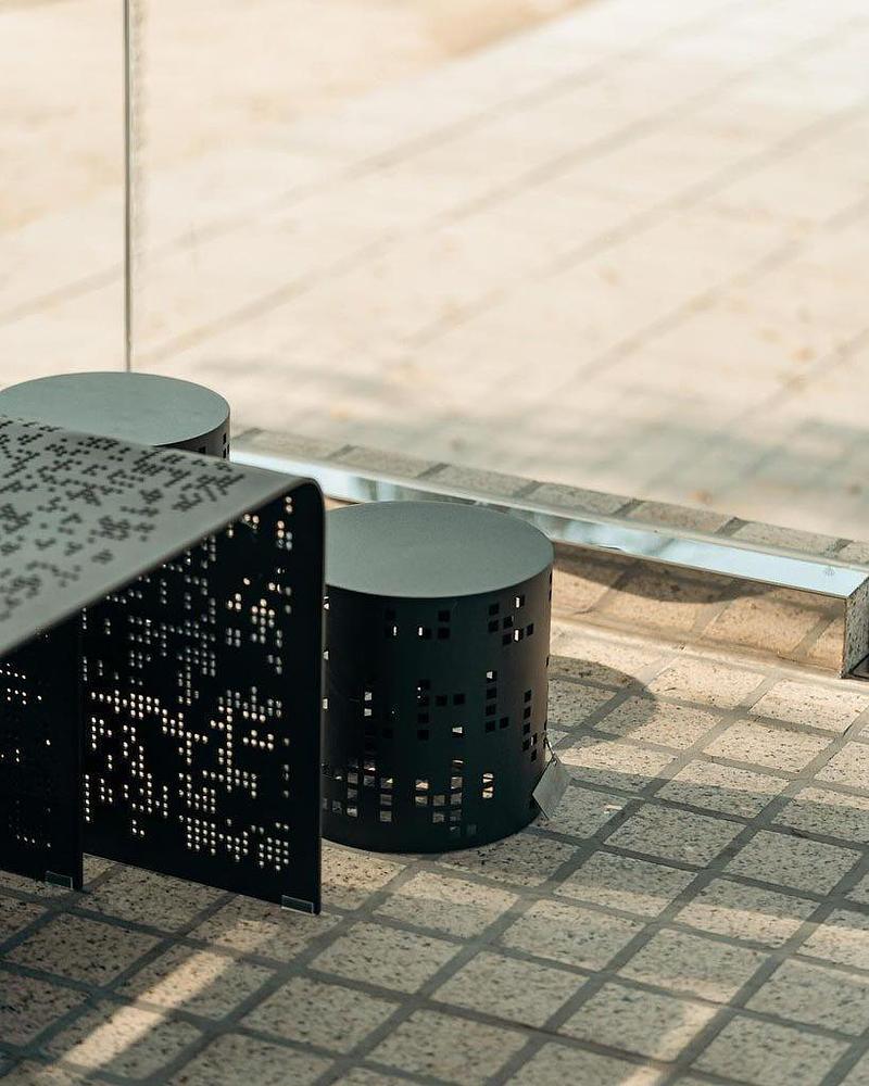 Dossier de presse | 7491-02 - Communiqué de presse | BằNG · Unboring Objects : façonnés par les matériaux, les procédés et l’environnement d’atelier - BằNG - Design d’éclairage - Tabourets et table Điểm en noir - Crédit photo : BằNG