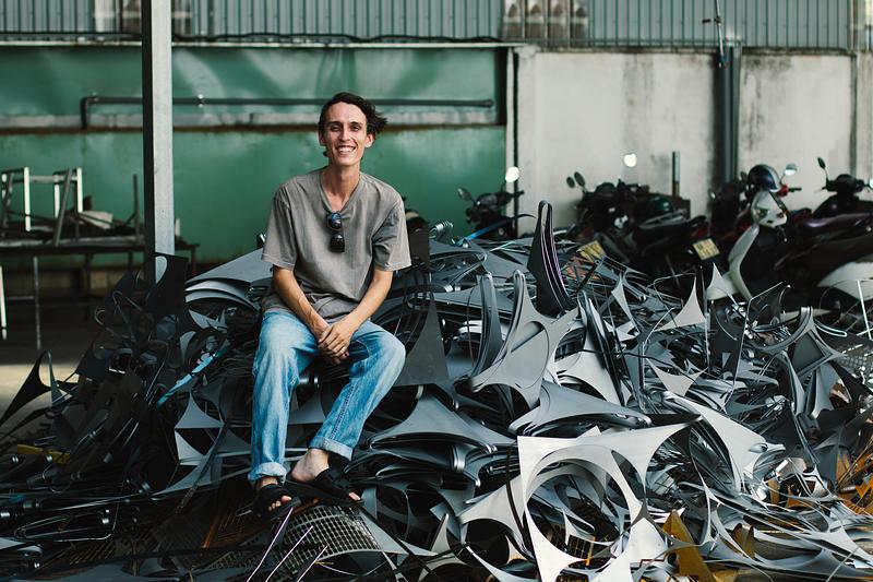 Dossier de presse | 7491-02 - Communiqué de presse | BằNG · Unboring Objects : façonnés par les matériaux, les procédés et l’environnement d’atelier - BằNG - Design d’éclairage - Thomas Bình-Minh VINCENT à l’atelier - Crédit photo : BằNG