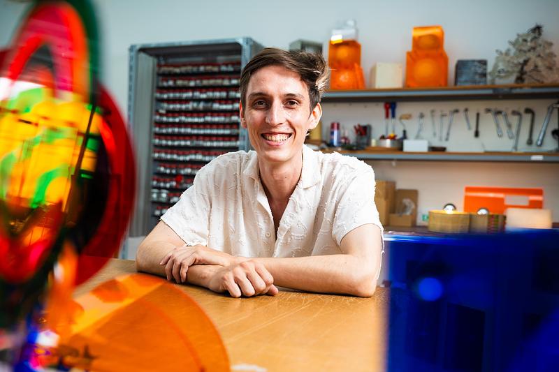 Dossier de presse | 7491-02 - Communiqué de presse | BằNG · Unboring Objects : façonnés par les matériaux, les procédés et l’environnement d’atelier - BằNG - Design d’éclairage - Thomas Bình-Minh VINCENT au studio - Crédit photo : Khoaa Nguyen