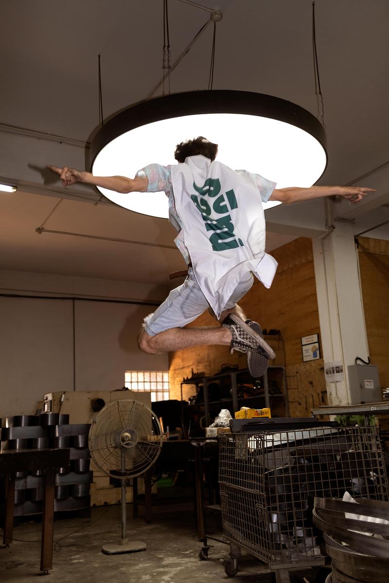 Dossier de presse | 7491-02 - Communiqué de presse | BằNG · Unboring Objects : façonnés par les matériaux, les procédés et l’environnement d’atelier - BằNG - Design d’éclairage - Thomas Bình-Minh VINCENT à l’atelier - Crédit photo : BằNG