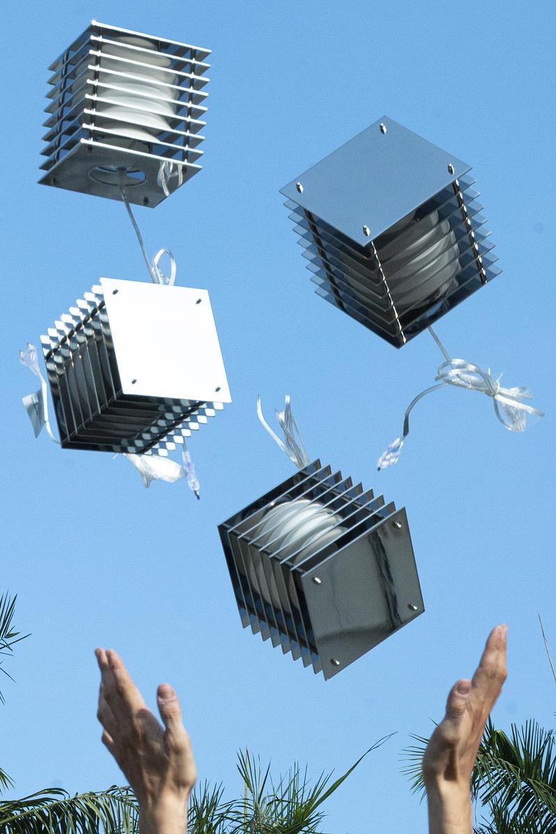 Dossier de presse | 7491-02 - Communiqué de presse | BằNG · Unboring Objects : façonnés par les matériaux, les procédés et l’environnement d’atelier - BằNG - Design d’éclairage - Lớp petit carré en acier inoxydable poli miroir en suspension - Crédit photo : BằNG