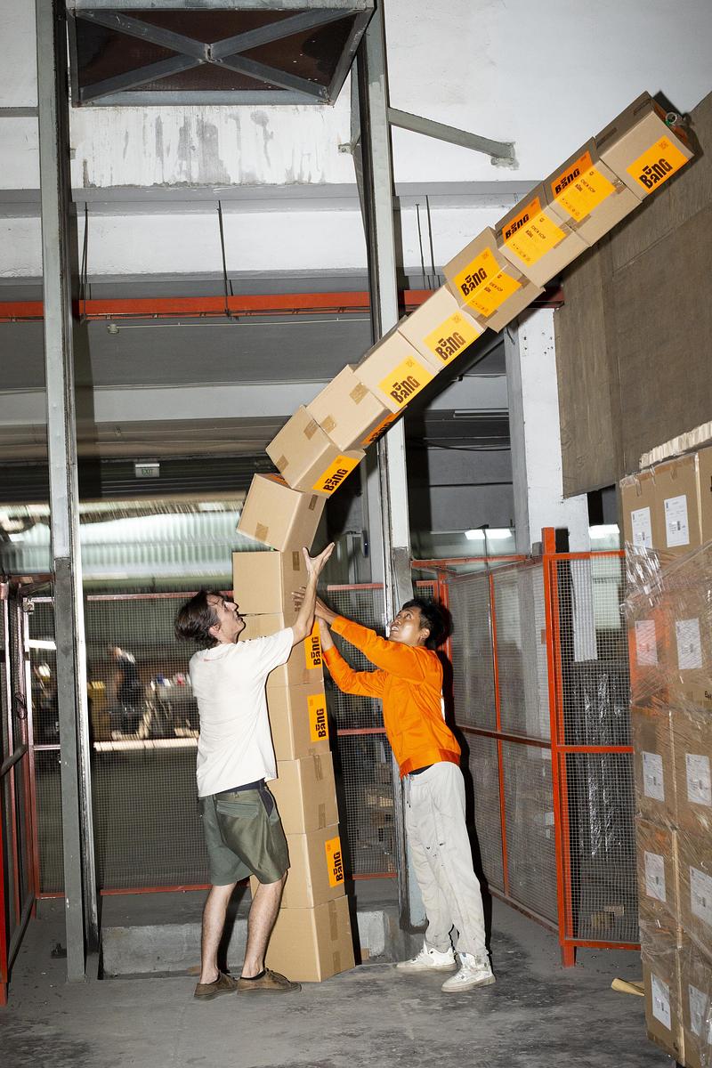 Dossier de presse | 7491-02 - Communiqué de presse | BằNG · Unboring Objects : façonnés par les matériaux, les procédés et l’environnement d’atelier - BằNG - Design d’éclairage - Thomas Bình-Minh VINCENT et un artisan à l’atelier - Crédit photo : BằNG