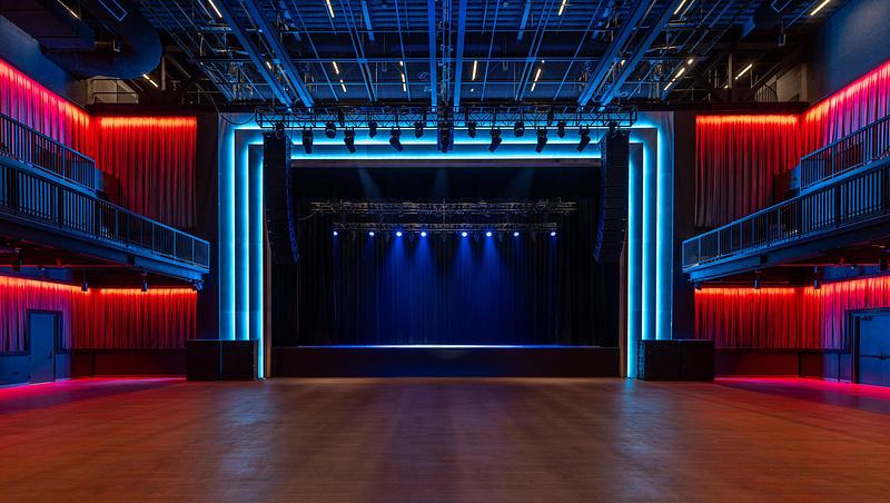 Dossier de presse | 2757-62 - Communiqué de presse | CAW Architects Unveils a Trio of Transformative Theater Projects that Redefine the California Performance Landscape - CAW Architects - Architecture commerciale - Channel 24: The space boasts dramatic architectural lighting and balcony seating.   - Crédit photo : Kat Alves