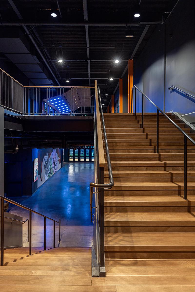 Dossier de presse | 2757-62 - Communiqué de presse | CAW Architects Unveils a Trio of Transformative Theater Projects that Redefine the California Performance Landscape - CAW Architects - Architecture commerciale - Channel 24: Wood detailing adorns the space while enhancing acoustics.   - Crédit photo : Kat Alves
