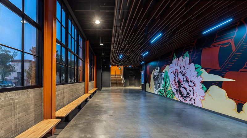 Dossier de presse | 2757-62 - Communiqué de presse | CAW Architects Unveils a Trio of Transformative Theater Projects that Redefine the California Performance Landscape - CAW Architects - Architecture commerciale - Channel 24: The space boasts colorful murals and adaptable lighting that further promotes the energy of live music.   - Crédit photo : Kat Alves