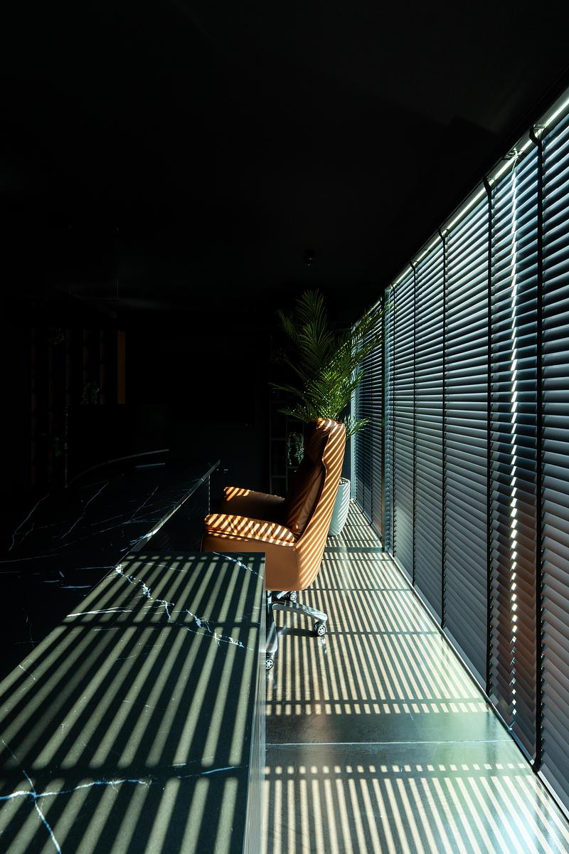 Dossier de presse | 7862-01 - Communiqué de presse | Noir Matière - Boobrook - Design d’intérieur résidentiel - Crédit photo : Shoayb Khattab