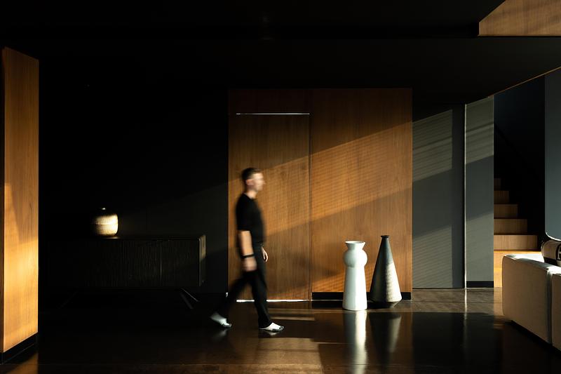 Dossier de presse | 7862-01 - Communiqué de presse | Noir Matière - Boobrook - Design d’intérieur résidentiel - Crédit photo : Shoayb Khattab